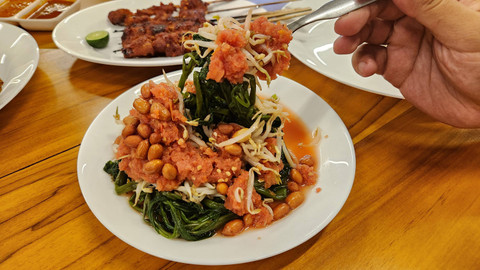 plecing kangkung di restoran Ayam Taliwang As'ad Cipete, Jakarta Selatan. Foto: Azalia Amadea/Kumparan