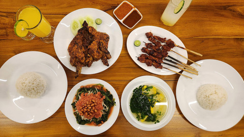 Menu makanan serta ayam bakar khas Lombok di restoran Ayam Taliwang As'ad Cipete, Jakarta Selatan. Foto: Azalia Amadea/Kumparan