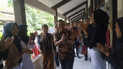 Kepala BNPT Komjen Pol Eddy Hartono meninjau Program Sekolah Damai yang berlangsung di SMAN 13 Kota Semarang, Jawa Tengah, Kamis (12/12/2024).  Foto: Thomas Bosco/kumparan
