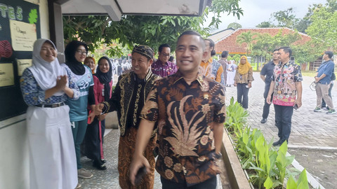 Kepala BNPT Komjen Pol Eddy Hartono meninjau Program Sekolah Damai yang berlangsung di SMAN 13 Kota Semarang, Jawa Tengah, Kamis (12/12/2024).  Foto: Thomas Bosco/kumparan