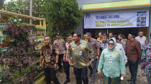 Kepala BNPT Komjen Pol Eddy Hartono meninjau Program Sekolah Damai yang berlangsung di SMAN 13 Kota Semarang, Jawa Tengah, Kamis (12/12/2024).  Foto: Thomas Bosco/kumparan