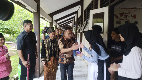 Kepala BNPT Komjen Pol Eddy Hartono meninjau Program Sekolah Damai yang berlangsung di SMAN 13 Kota Semarang, Jawa Tengah, Kamis (12/12/2024).  Foto: Thomas Bosco/kumparan