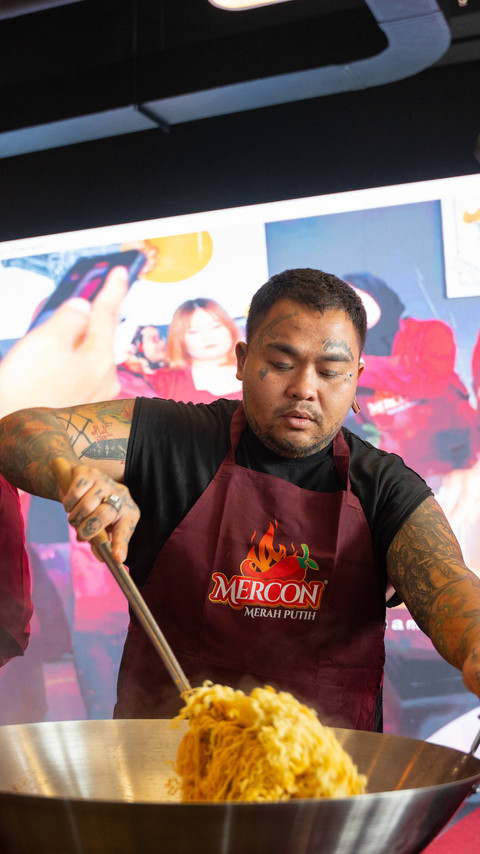 Mercon Merah Putih luncurkan mi instan rasa oseng mercon dengan topping ikan cakalang asli. Foto: Dok. Istimewa