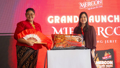 Mercon Merah Putih luncurkan mi instan rasa oseng mercon dengan topping ikan cakalang asli. Foto: Dok. Istimewa