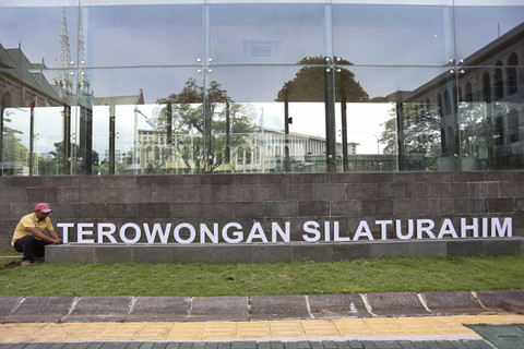 Petugas membersihkan bagian luar Terowongan Silaturahim di Jakarta, Rabu (11/12/2024).  Foto: Alif Bintang/ANTARA FOTO