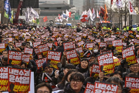 Demonstran dari kelompok buruh mengambil bagian dalam protes yang menyerukan penggulingan Presiden Korea Selatan Yoon Suk Yeol di luar Balai Kota di Seoul, Korea Selatan, Kamis (12/12/2024). Foto: ANTHONY WALLACE / AFP