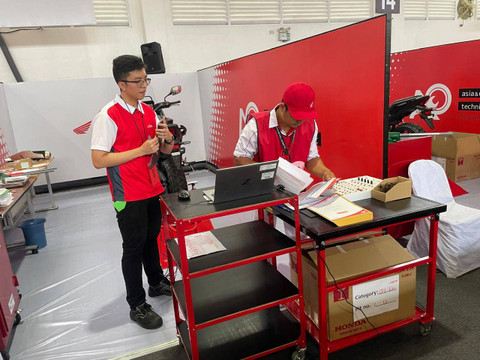 Tim teknisi Indonesia berkompetisi di ajang Honda Asia & Oceania Motorcycle Technician Skill Contest (AOC) 2024 Filipina. Foto: Sena Pratama/kumparan
