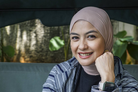Model sekaligus pemeran film 1 Imam 2 Revalina Sayuthi Temat berpose saat kunjungan ke kumparan di Pasar Minggu, Jakarta, Rabu (11/12/2024). Foto: Darryl Ramadhan/kumparan