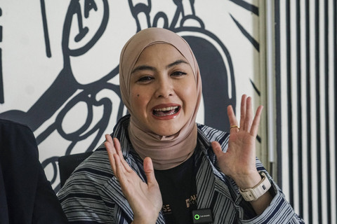 Model sekaligus pemeran film 1 Imam 2 Revalina Sayuthi Temat menjawab pertanyaan wartawan saat kunjungan ke kumparan di Pasar Minggu, Jakarta, Rabu (11/12/2024). Foto: Darryl Ramadhan/kumparan