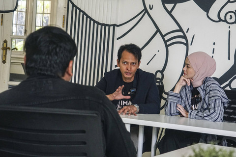 Pemeran film 1 Imam 2 Makmum Ferdi Nuril bersama Revalina Sayuthi Temat menjawab pertanyaan wartawan saat kunjungan ke kumparan di Pasar Minggu, Jakarta, Rabu (11/12/2024). Foto: Darryl Ramadhan/kumparan