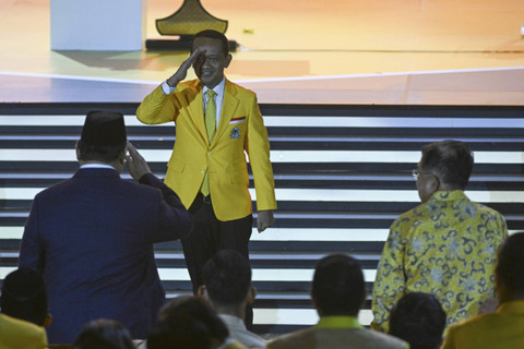 Ketua Umum Partai Golkar Bahlil Lahadalia (tengah) memberikan hormat kepada Presiden Prabowo Subianto (kiri) usai menyampaikan pidato dalam peringatan puncak HUT ke-60 partai yang ia pimpin di Sentul, kabupaten Bogor, Jawa Barat, Kamis (12/12/2024). Foto: Aditya Pradana Putra/ANTARA FOTO
