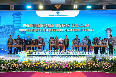 Penandatanganan kotrak kerja sama antar usaha besar dengan UMKM dan pelaku usaha disabilitas pada Forum Kemitraan Investasi (FKI) di Jakarta (12/12). Foto: Dok. Kemeninves