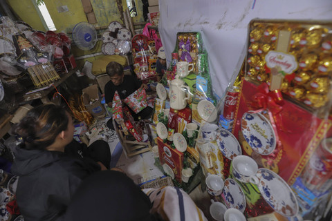 Pedagang membeli parsel di salah satu kiosnya di Pasar Kembang, Cikini, Jakarta, Jumat (13/12/2024). Foto: Jamal Ramadhan/kumparan