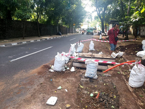 Penampakan Jalan Taman Sari dengan proyek galian kabel (ducting) pemerintah, pada Jumat (13/12). Dok. Robby Bouceu/kumparan