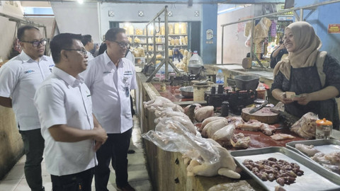  Deputi I Bidang Ketersediaan dan Stabilisasi Pangan Bapanas I Gusti Ketut Astawa saat meninjau harga bahan pokok di Pasar Bulu Semarang. Foto: Intan Alliva Khansa/kumparan