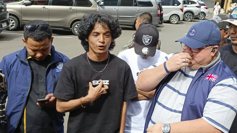 Vadel Badjideh Didampingi Kuasa Hukumnya, Razman Arif tiba di Polres Jakarta Selatan, Jumat (13/12/2024). Foto: Aprilandika Pratama/kumparan