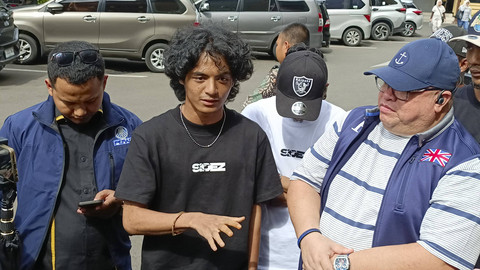 Vadel Badjideh Didampingi Kuasa Hukumnya, Razman Arif tiba di Polres Jakarta Selatan, Jumat (13/12/2024). Foto: Aprilandika Pratama/kumparan