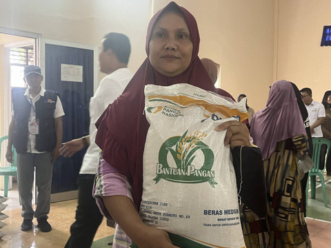 Warga menunjukan bantuan beras yang didapat.  Foto: Dok. Istimewa