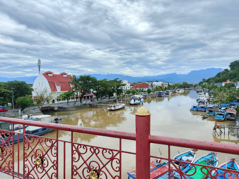 Jembatan Siti Nurbaya. Foto: Indrajaya39/Shutterstock
