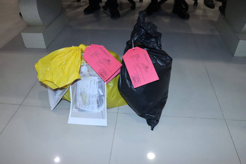 Sejumlah barang bukti yang ditunjukan polisi saat jumpa pers kasus pasutri di Cengkareng, Jakbar, ditemukan tewas. Foto: Dok. Istimewa