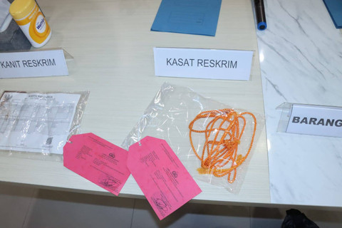 Sejumlah barang bukti yang ditunjukan polisi saat jumpa pers kasus pasutri di Cengkareng, Jakbar, ditemukan tewas. Foto: Dok. Istimewa