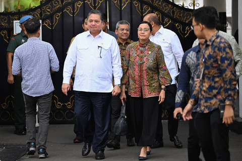 Menteri Koordinator Bidang Perekonomian Airlangga Hartarto (kiri) bersama Menteri Keuangan Sri Mulyani Indrawati berjalan usai rapat terbatas (ratas) bersama Presiden Prabowo Subianto di Kompleks Istana Kepresidenan, Jakarta, Jumat (13/12/2024). Foto: ANTARA FOTO/Aditya Pradana Putra