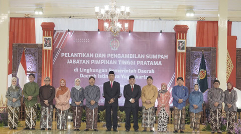 Gubernur DIY, Sultan HB X, melantik 6 pimpinan tinggi pratama Pemda DIY, Jumat (13/12). Foto: Dok. Pemda DIY