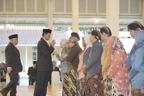 Gubernur DIY, Sultan HB X, melantik 6 pimpinan tinggi pratama Pemda DIY, Jumat (13/12). Foto: Dok. Pemda DIY