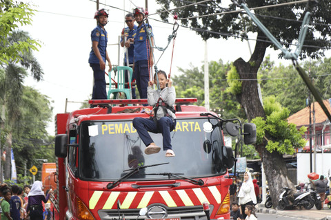 Seorang bocah bermain flying fox saat Festival Bongsang 2024 di Jati Padang, Pasar Minggu, Jakarta, Sabtu (14/12/2024). Foto: Iqbal Firdaus/kumparan