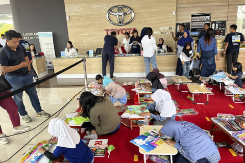 Anak-anak mengikuti kegiatan Toyota Dream Car Art Contest x Auto2000 Art For Future di Auto 2000 Grand Depok City. Foto: Fitra Andrianto/kumparan