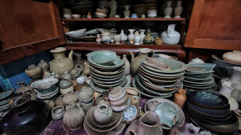 Sejumlah harta karun Sungai Musi Palembang berupa keramik yang tersimpan di rumah Taro, salah satu kolektor benda antik, Sabtu (14/12) Foto: ary priyanto/urban id