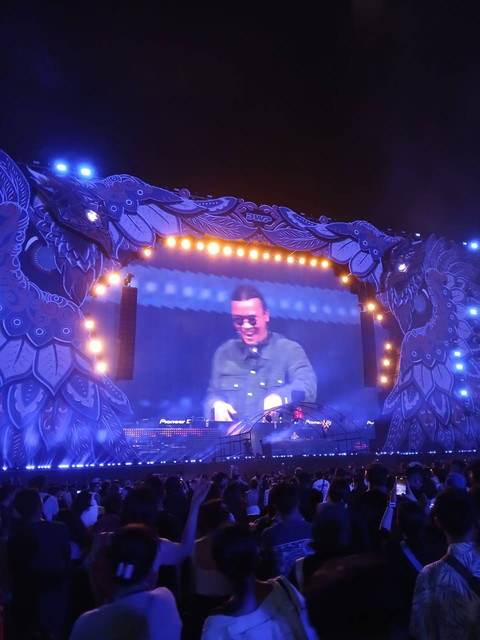 Penampilan Whisnu Santika dan Cinta Laura di DWP 2024. Foto: Vincentius Mario/kumparan