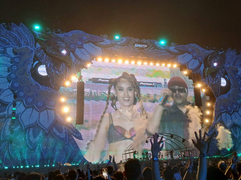 Penampilan Whisnu Santika dan Cinta Laura di DWP 2024. Foto: Vincentius Mario/kumparan