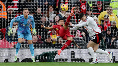 Luis Diaz dari Liverpool berusaha mencetak gol dalam pertandingan Liverpool vs Fulham di Anfield, Liverpool, Inggris - 14 Desember 2024. Foto: REUTERS/Phil Noble