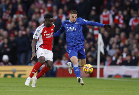 Bukayo Saka dari Arsenal beraksi dengan Vitaliy Mykolenko dari Everton di Stadion Emirates, London, Inggris, 14 Desember 2024. Foto: Reuters/Andrew Couldridge