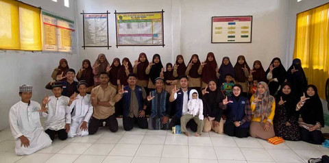 TDA Palopo Bantu 30 Meja Belajar dan Papan Tulis Untuk Anak Panti Asuhan (1)