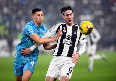 Pemain Juventus Dusan Vlahovic berebut bola dengan pemain Venezia Jay Idzes pada pertandingan Liga Italia di Allianz Stadium, Turin, Italia Sabtu (14/12/2024). Foto: Massimo Pinca/REUTERS