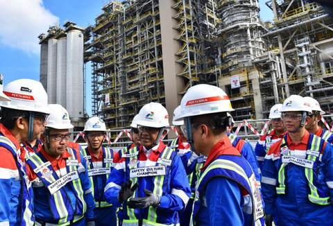 Menteri ESDM Bahlil Lahadalia saat melakukan pengecekan langsung ke Refinery Unit (RU) V Balikpapan di Kalimantan Timur pada Sabtu (14/12/2024). Foto: Kementerian ESDM