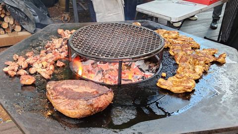 Suasana dan aneka menu makanan ala BBQ Argentina 'Asado' di restoran Sudestada, Jakarta (12/12/2024). Foto: Azalia Amadea/Kumparan