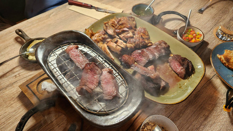 Menu makanan utama ala BBQ Argentina 'Asado' di restoran Sudestada, Jakarta (12/12/2024). Foto: Azalia Amadea/Kumparan