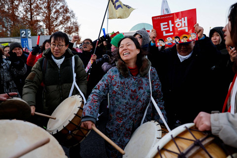 Suka cita warga Korea Selatan setelah pemakzulan Presiden Presiden Yoon Suk Yeol di depan Majelis Nasional di Seoul, Korea Selatan, Sabtu (14/12/2024). Foto: Kim Soo-Hyeon/REUTERS