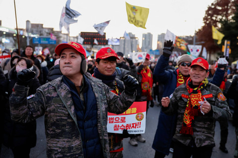 Suka cita warga Korea Selatan setelah pemakzulan Presiden Presiden Yoon Suk Yeol di depan Majelis Nasional di Seoul, Korea Selatan, Sabtu (14/12/2024). Foto: Kim Soo-Hyeon/REUTERS
