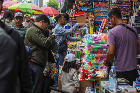 Suasana salah satu kios yang menjual mainan anak-anak di Pasar Mainan Asemka, Jakarta Barat, Minggu (15/12/2024). Foto: Iqbal Firdaus/kumparan
