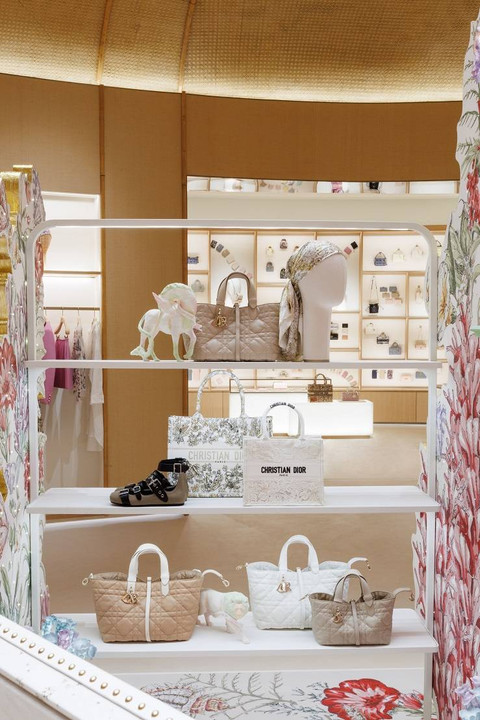 Rumah mode asal Prancis, Christian Dior, membuka gerai bertema Gold House di Bangkok, Thailand. Foto: Dior