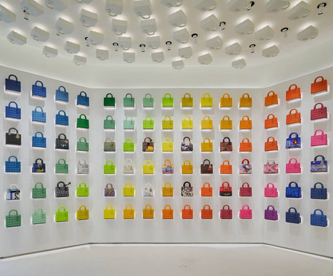 Rumah mode asal Prancis, Christian Dior, membuka gerai bertema Gold House di Bangkok, Thailand. Foto: Dior