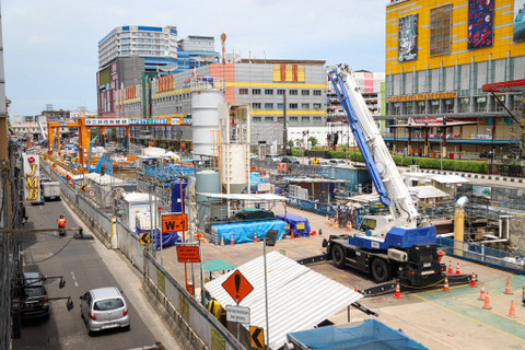 Suasana proyek pembangunan MRT Jakarta fase 2A di kawasan Glodok, Jakarta, Minggu (15/12/2024). Foto: Iqbal Firdaus/kumparan
