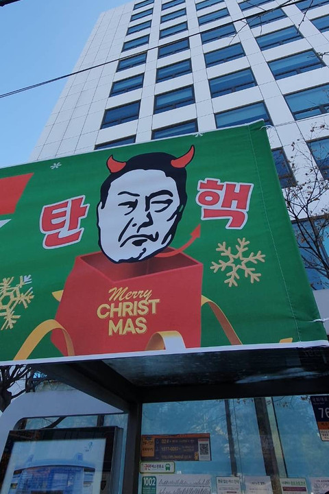 Poster Kartun Presiden Korea Selatan di Seoul. Foto: Dok. Nuradi Noeri