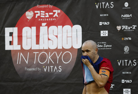 Andres Iniesta dari FC Barcelona Legends dalam upacara perpisahan setelah pertandingan FC Barcelona Legends vs Real Madrid Legends di Stadion Ajinomoto, Tokyo, Jepang, Minggu (15/12/2024). Foto: Issei Kato/REUTERS
