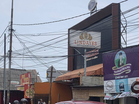 Toko roti di Cakung, Jakarta Timur yang salah satu karyawannya dianiaya oleh anak pemilik toko. Foto: Luthfi Humam/kumparan