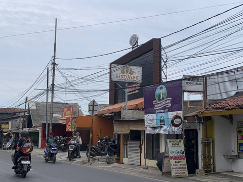 Toko roti di Cakung, Jakarta Timur yang salah satu karyawannya dianiaya oleh anak pemilik toko. Foto: Luthfi Humam/kumparan